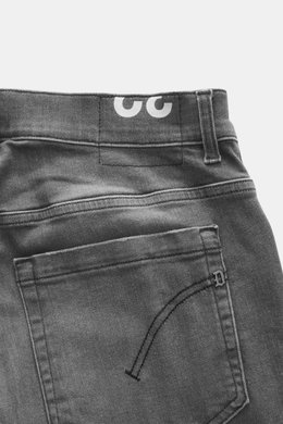 Nahaufnahme der Rückseite der Dondup Jeans 'George' grau, aus elastischer Baumwolle mit niedriger Bundhöhe, Stitching und Metall-Initial.