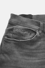 Dondup Jeans 'George' grau, Frontdetail von oben, elastischer Denim, Five-Pocket-Stil, schmal geschnitten, Button Fly, weicher Griff, authentische Waschung.