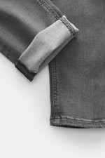 Nahaufnahme der Dondup Jeans 'George' grau mit umgeschlagenem Bein, elastischer Baumwolle, schmalem Schnitt, authentischer Waschung und weichem Griff.