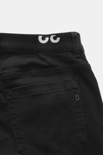 Dondup Jeans 'George' schwarz, Detailansicht von hinten oben, elastischer Denim, schmaler Schnitt, Metall-Initial, paspelierte Münztasche.