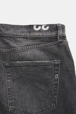 Close-up view of the back waistband and pocket of Dondup Jeans 'Icon Relax' dark grey, made of cotton and viscose, slightly elastic with a textured feel, Icon Relax Fit (Tapered Fit), regular thigh width, ankle length, button fly, five-pocket style.