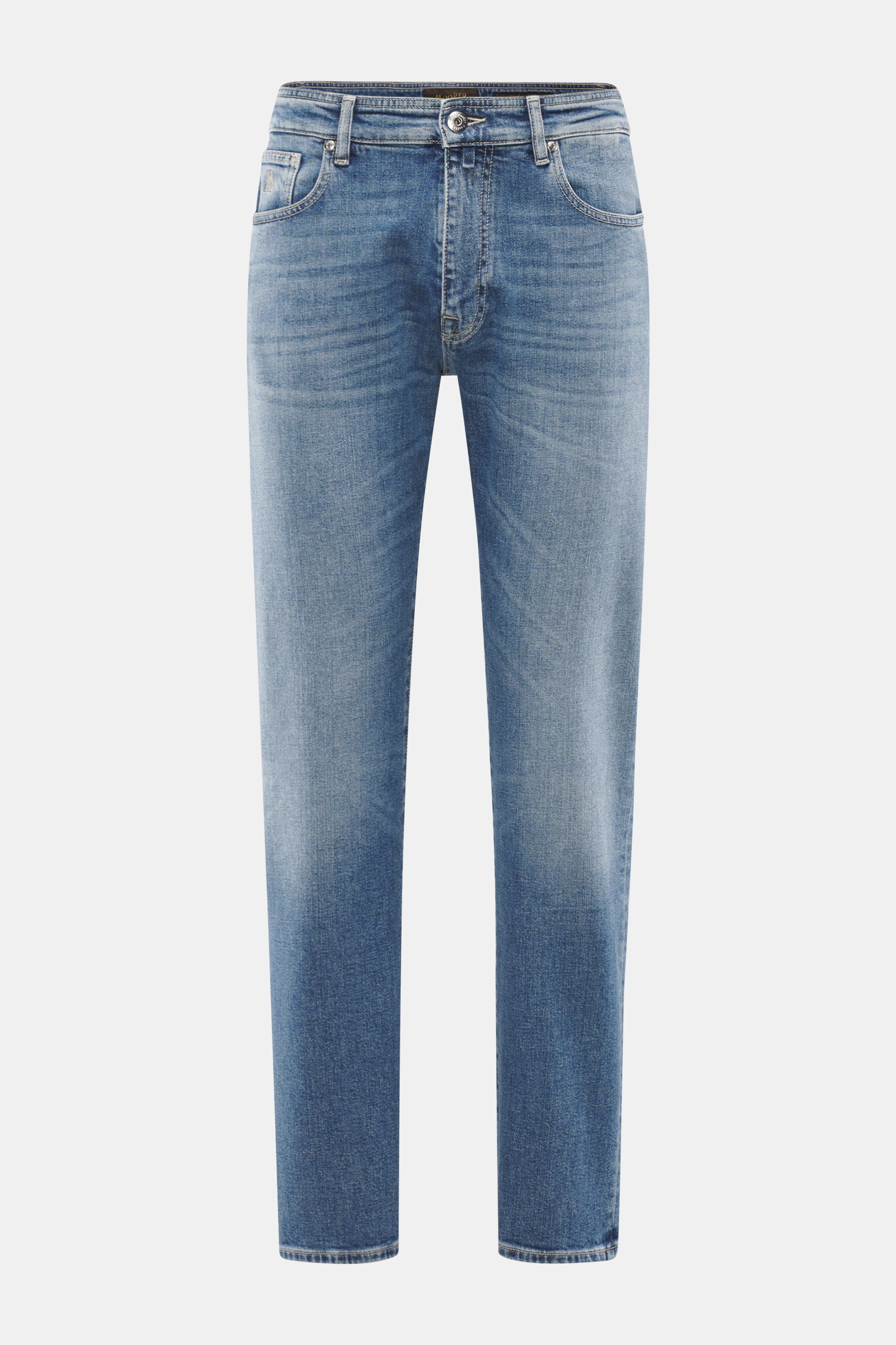 Frontansicht der graublauen Moorer Jeans 'Milton' mit Slim Fit, geradem Schnitt, Baumwolle-Lyocell-Mix, leichter Elastizität, Used-Waschung, Zip Fly, Five-Pocket-Stil, Münztasche mit Sticklogo, Gesäßtaschen mit Stitching und Leather-Patch.