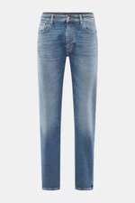 Frontansicht der graublauen Moorer Jeans 'Milton' mit Slim Fit, geradem Schnitt, Baumwolle-Lyocell-Mix, leichter Elastizität, Used-Waschung, Zip Fly, Five-Pocket-Stil, Münztasche mit Sticklogo, Gesäßtaschen mit Stitching und Leather-Patch.