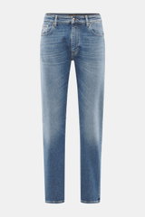 Frontansicht der graublauen Moorer Jeans 'Milton' mit Slim Fit, geradem Schnitt, Baumwolle-Lyocell-Mix, leichter Elastizität, Used-Waschung, Zip Fly, Five-Pocket-Stil, Münztasche mit Sticklogo, Gesäßtaschen mit Stitching und Leather-Patch.