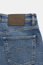 Nahaufnahme der Rückseite der Moorer Jeans 'Milton' graublau mit Leder-Patch, dezentem Stitching, Five-Pocket-Stil, Slim Fit, Baumwolle-Lyocell-Mix.