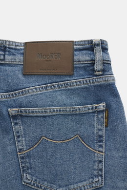 Nahaufnahme der Rückseite der Moorer Jeans 'Milton' graublau mit Leder-Patch, dezentem Stitching, Five-Pocket-Stil, Slim Fit, Baumwolle-Lyocell-Mix.