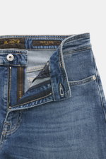 Nahaufnahme der geöffneten Moorer Jeans 'Milton' graublau von vorne, Mix aus Baumwolle und Lyocell, Slim Fit, Zip Fly, Five-Pocket-Stil, weicher Griff, Used-Waschung.