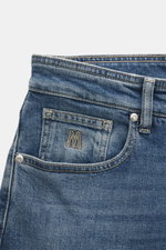 Nahaufnahme der Moorer Jeans 'Milton' graublau aus schräger Front, Mix aus Baumwolle und Lyocell, Slim Fit, Five-Pocket-Stil, dezente Used-Waschung.