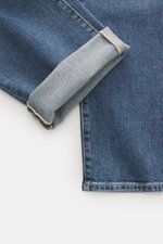 Nahaufnahme der umgeschlagenen Beinöffnung der Moorer Jeans 'Milton' graublau, schräg von oben fotografiert, Mix aus Baumwolle und Lyocell, leicht elastisch, weicher Griff, dezente Used-Waschung, Slim Fit, gerader Schnitt, Zip Fly, Five-Pocket-Stil, Münzt