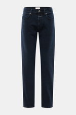 Frontansicht der Closed Jeans 'Cooper' navy aus elastischer Baumwolle, Regular Fit, Five-Pocket-Stil, Zip Fly, weicher Griff, authentische Waschung, mit CLOSED-Weblabel und rückwärtigem Patch.