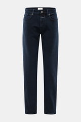 Frontansicht der Closed Jeans 'Cooper' navy aus elastischer Baumwolle, Regular Fit, Five-Pocket-Stil, Zip Fly, weicher Griff, authentische Waschung, mit CLOSED-Weblabel und rückwärtigem Patch.