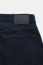 Nahaufnahme der rückwärtigen Perspektive der Closed Jeans 'Cooper' navy aus elastischer Baumwolle mit Patch, Five-Pocket-Stil und Zip Fly.