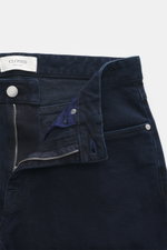 Closed Jeans 'Cooper' navy in Nahaufnahme von vorne, geöffnet mit sichtbarem Zip Fly, elastischer Baumwolle, Regular Fit, Five-Pocket-Stil.