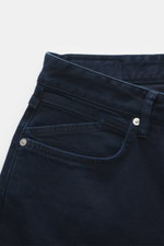 Closed Jeans 'Cooper' navy von CLOSED, Regular Fit, elastischer Baumwoll-Denim, Five-Pocket-Stil, Zip Fly, weicher Griff, Detailansicht von vorne oben.