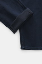 Nahaufnahme der auf links gekrempelten Closed Jeans 'Cooper' navy aus elastischer Baumwolle, Regular Fit mit authentischer Waschung.