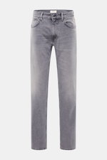 Frontansicht der grauen Closed Jeans 'Cooper True' aus weichem, reiner Baumwoll-Denim, Regular Fit, Five-Pocket-Stil, Zip Fly, mit Waschung und CLOSED-Weblabel.