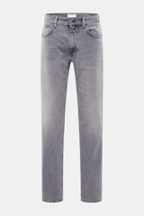 Frontansicht der grauen Closed Jeans 'Cooper True' aus weichem, reiner Baumwoll-Denim, Regular Fit, Five-Pocket-Stil, Zip Fly, mit Waschung und CLOSED-Weblabel.