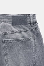 Detailaufnahme der Rückseite der Closed Jeans 'Cooper True' grau mit typischem CLOSED-Weblabel, Five-Pocket-Stil und weichem Baumwoll-Denim.