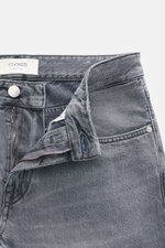 Close-Up der geöffneten Closed Jeans 'Cooper True' grau aus reiner Baumwolle mit Zip Fly, Five-Pocket-Stil und typischem CLOSED-Weblabel, fotografiert von vorne.