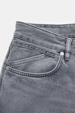 Close-up der Closed Jeans 'Cooper True' grau aus reiner Baumwolle, Regular Fit mit Five-Pocket-Stil, Zip Fly, weichem Griff, authentischer Waschung und geschlossenem Bund.