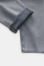 Closed Jeans 'Cooper True' grau, Detailfoto schmal zulaufendes Bein mit Umschlag, Denim aus reiner Baumwolle, Regular Fit, authentische Waschung.