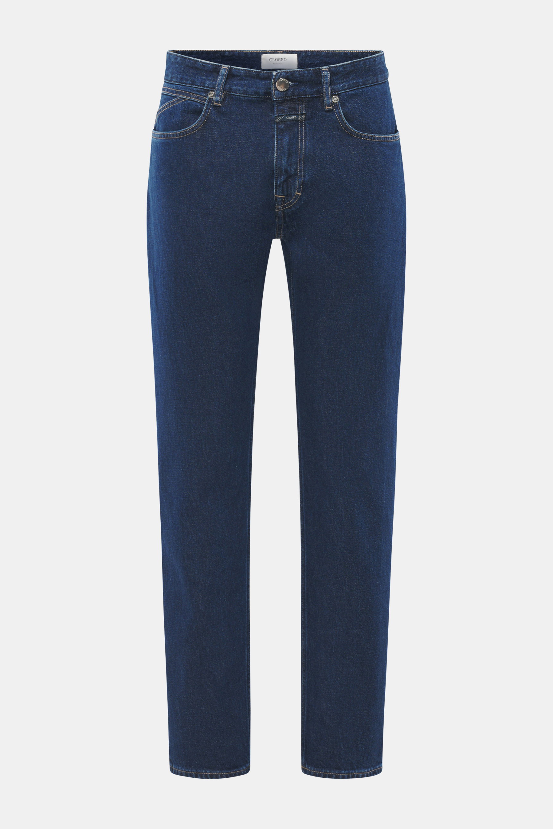 Frontansicht der Closed Jeans 'Cooper' dunkelblau aus leicht elastischer Baumwolle, Regular Fit, Five-Pocket-Stil, Zip Fly, mit weichem Griff.