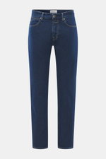 Frontansicht der Closed Jeans 'Cooper' dunkelblau aus leicht elastischer Baumwolle, Regular Fit, Five-Pocket-Stil, Zip Fly, mit weichem Griff.