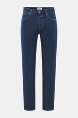 Frontansicht der Closed Jeans 'Cooper' dunkelblau aus leicht elastischer Baumwolle, Regular Fit, Five-Pocket-Stil, Zip Fly, mit weichem Griff.