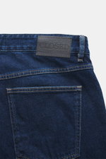 Detailansicht der Rückseite der Closed Jeans 'Cooper' dunkelblau mit rückwärtigem Patch, Five-Pocket-Stil und leicht elastischer Baumwolle.