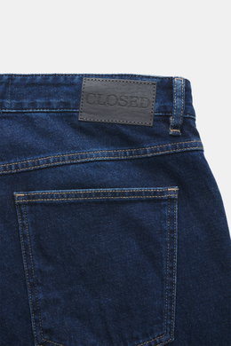 Detailansicht der Rückseite der Closed Jeans 'Cooper' dunkelblau mit rückwärtigem Patch, Five-Pocket-Stil und leicht elastischer Baumwolle.