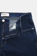 Closed Jeans 'Cooper' dunkelblau aus leicht elastischer Baumwolle, Regular Fit, Zip Fly, Five-Pocket-Stil, Detailaufnahme von Bund und offenem Reißverschluss.