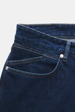 Closed Jeans 'Cooper' dunkelblau aus leicht elastischer Baumwolle, Regular Fit, Five-Pocket-Stil, Zip Fly, Detailaufnahme von vorne oben.