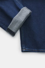 Closed Jeans 'Cooper' dunkelblau aus leicht elastischer Baumwolle, weicher Griff, Regular Fit, Five-Pocket-Stil, Detailaufnahme umgekrempeltes Bein von oben.