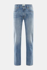 Closed Jeans 'Cooper' rauchblau, Slim Fit Denim mit Five-Pocket-Stil, Zip Fly, leicht elastisch, griffig, schmal zulaufend, Frontalansicht.