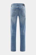 Rückansicht der Closed Jeans 'Cooper' rauchblau, Slim Fit, aus griffigem, leicht elastischem Baumwoll-Denim mit Five-Pocket-Stil, Zip Fly, Weblabel und Patch.