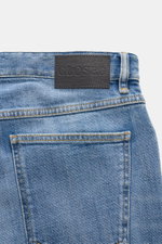 Nahaufnahme der Rückseite der Closed Jeans 'Cooper' rauchblau mit robustem Baumwoll-Denim, leicht elastisch, Slim Fit, Five-Pocket und CLOSED-Patch.