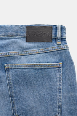 Nahaufnahme der Rückseite der Closed Jeans 'Cooper' rauchblau mit robustem Baumwoll-Denim, leicht elastisch, Slim Fit, Five-Pocket und CLOSED-Patch.