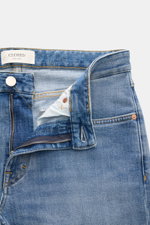 Frontansicht der rauchblauen Closed Jeans 'Cooper' mit offenem Zip Fly, Five-Pocket-Stil, Slim Fit aus leicht elastischem Baumwoll-Denim.