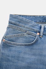 Closed Jeans 'Cooper' rauchblau aus robuster Baumwolle mit leichtem Stretch, Five-Pocket-Stil, Zip Fly, Slim Fit, Detailaufnahme von vorne oben.