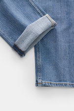 Nahaufnahme der umgekrempelten Beinöffnung der Slim Fit Closed Jeans 'Cooper' rauchblau aus robustem, leicht elastischem Baumwoll-Denim mit griffiger Haptik.