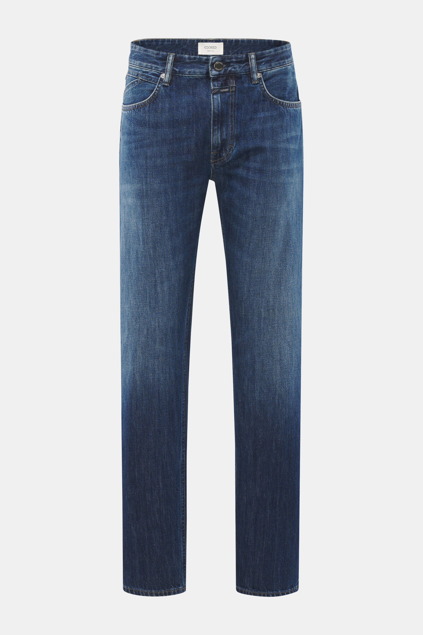 Closed Jeans 'Cooper' dunkelblau im Five-Pocket-Stil, Regular Fit, Zip Fly, authentische Waschung, aus reiner Baumwolle, frontal fotografiert.