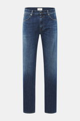Closed Jeans 'Cooper' dunkelblau im Five-Pocket-Stil, Regular Fit, Zip Fly, authentische Waschung, aus reiner Baumwolle, frontal fotografiert.