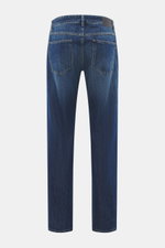 Closed Jeans 'Cooper' dunkelblau von hinten fotografiert, Regular Fit, reine Baumwolle, Five-Pocket-Stil, Zip Fly, weicher Griff, authentische Waschung, mit CLOSED-Weblabel und rückwärtigem Patch.