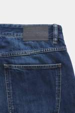 Closed Jeans 'Cooper' dunkelblau aus reiner Baumwolle, Regular Fit, Five-Pocket-Stil, Zip Fly, Rückansicht mit CLOSED-Weblabel und authentischer Waschung.