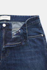 Closed Jeans 'Cooper' dunkelblau, Front nah, offen mit sichtbarem Zip Fly, Five-Pocket-Stil, Denim aus reiner Baumwolle, Regular Fit, authentische Waschung.