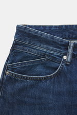 Close-up der Closed Jeans 'Cooper' dunkelblau aus reiner Baumwolle mit weichem Griff, Regular Fit, Five-Pocket-Stil, Zip Fly, authentischer Waschung, Weblabel und rückwärtigem Patch, frontal fotografiert.