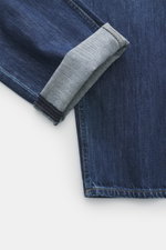 Closed Jeans 'Cooper' dunkelblau aus reiner Baumwolle, Regular Fit, Five-Pocket-Stil, authentische Waschung, mit aufgeschlagenem Saum aus schräger Perspektive.