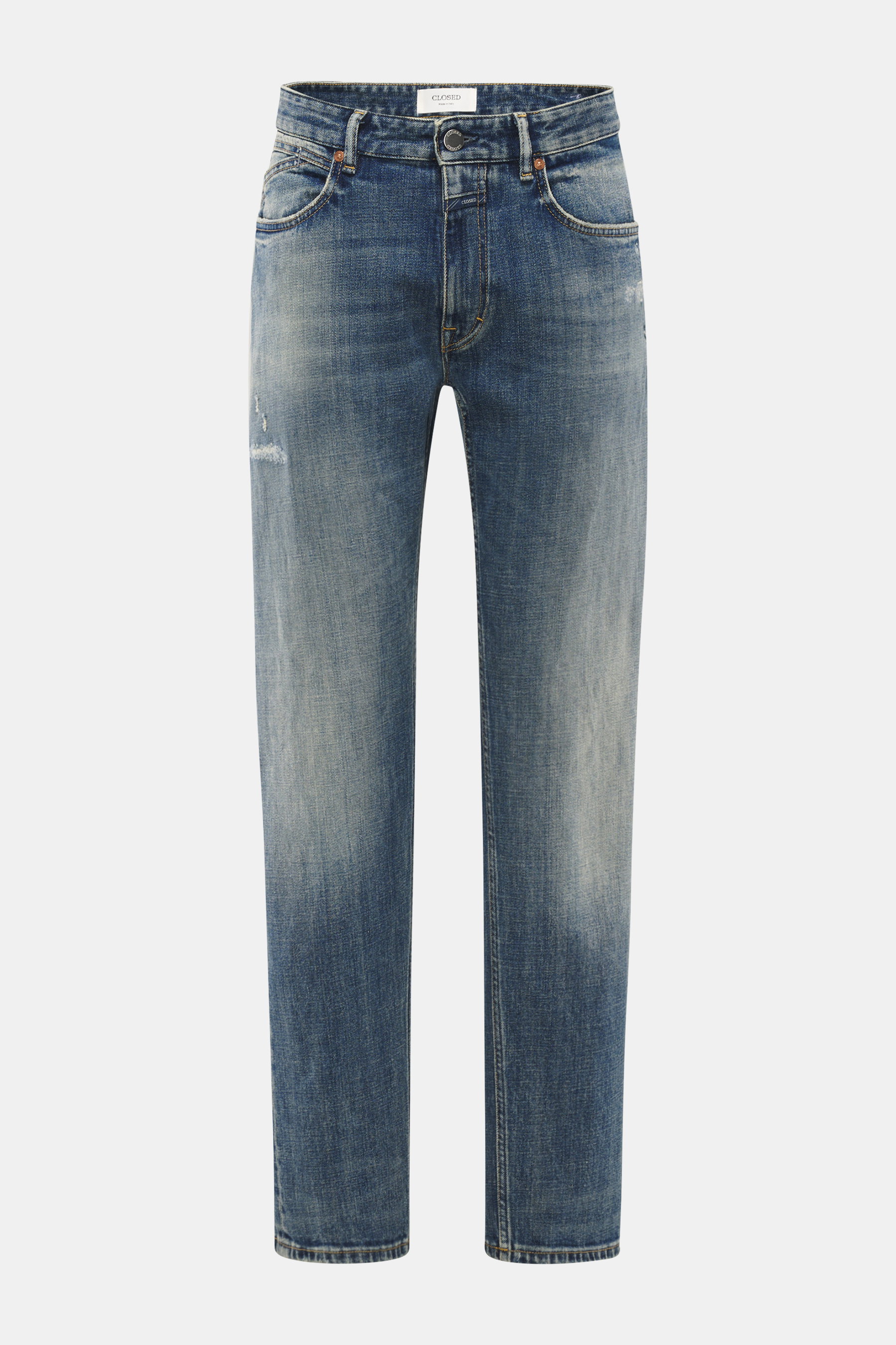 Frontansicht der Closed Jeans 'Cooper' rauchblau aus leicht elastischer Baumwolle mit Regular Fit, schmal zulaufend, authentischer Waschung und Distressed-Effekten.