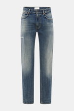 Frontansicht der Closed Jeans 'Cooper' rauchblau aus leicht elastischer Baumwolle mit Regular Fit, schmal zulaufend, authentischer Waschung und Distressed-Effekten.