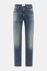 Frontansicht der Closed Jeans 'Cooper' rauchblau aus leicht elastischer Baumwolle mit Regular Fit, schmal zulaufend, authentischer Waschung und Distressed-Effekten.